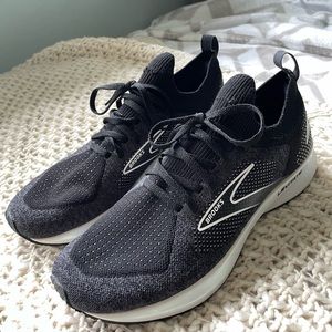 Women’s 9.5 Brooks Levitate Sneakers
